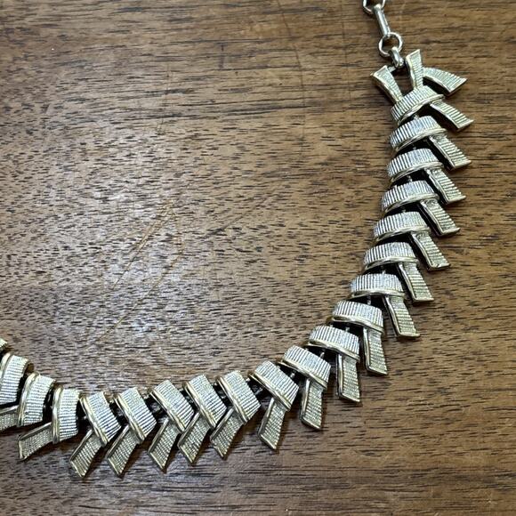 Vintage Coro Necklace Textured Silvertone Egyptian Revival Choker Collar 17" - Picture 4 of 8